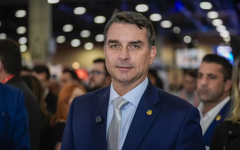 🇧🇷🇺🇸 Flávio Bolsonaro desembarca em Washington e aguarda reunião com Donald Trump