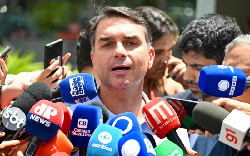 🎬 FLÁVIO BOLSONARO ACUSA OPERAÇÃO SOBRE ‘DARK HORSE’ DE INTERFERÊNCIA POLÍTICA