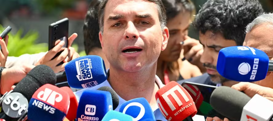 🎬 FLÁVIO BOLSONARO ACUSA OPERAÇÃO SOBRE ‘DARK HORSE’ DE INTERFERÊNCIA POLÍTICA