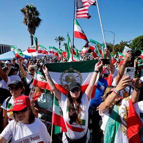 🌐 Geopolítica e Copa do Mundo: Protestos contra o regime iraniano marcam estreia do Irã em Los Angeles