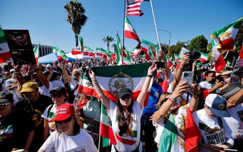🌐 Geopolítica e Copa do Mundo: Protestos contra o regime iraniano marcam estreia do Irã em Los Angeles