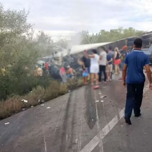 🚨 Tragédia na BR-116: Acidente entre caminhão e van mata 16 integrantes da mesma família na Bahia