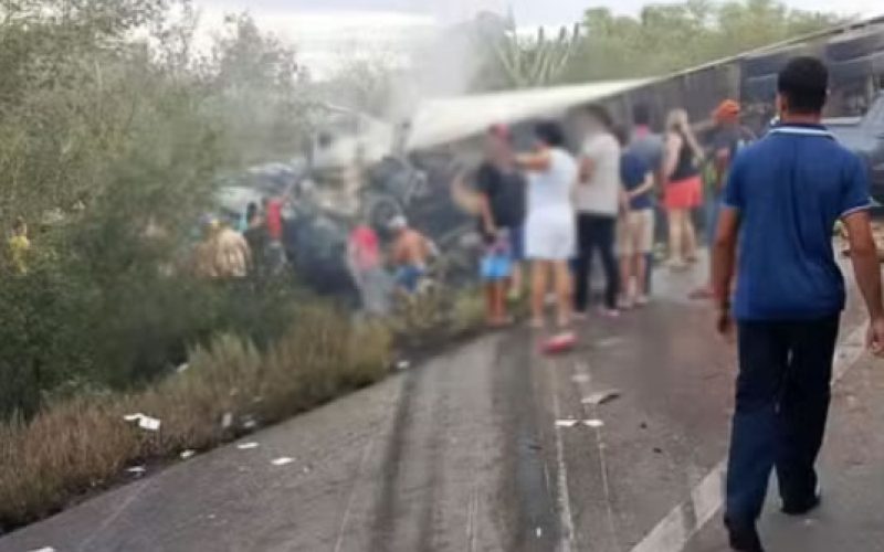 🚨 Tragédia na BR-116: Acidente entre caminhão e van mata 16 integrantes da mesma família na Bahia