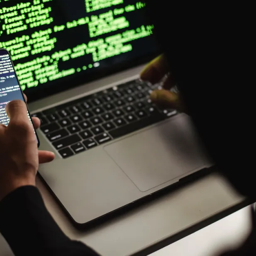 💻 SALÁRIOS PODEM CHEGAR A R$ 53,6 MIL E DÉFICIT DE PROFISSIONAIS AUMENTA DISPUTA POR TALENTOS