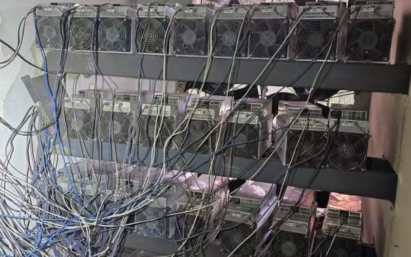 🚨 Polícia encontra “fazenda” de criptomoedas em área dominada pelo Comando Vermelho no Rio