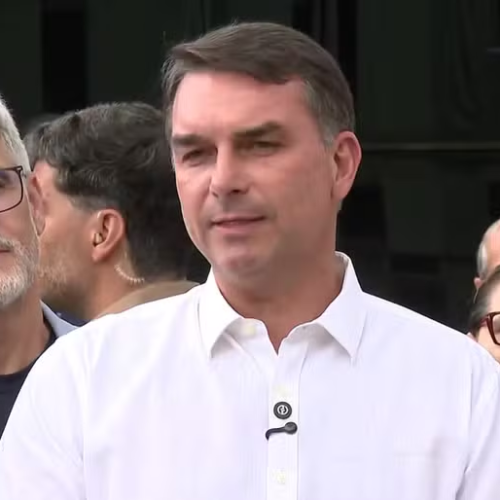 🏛️ Flávio Bolsonaro anuncia voto a favor do fim da escala 6×1 após visitar o pai