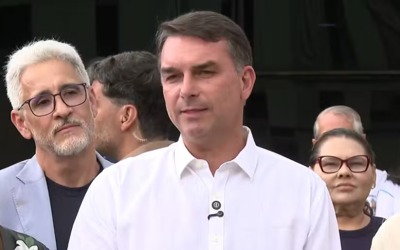 🏛️ Flávio Bolsonaro anuncia voto a favor do fim da escala 6×1 após visitar o pai