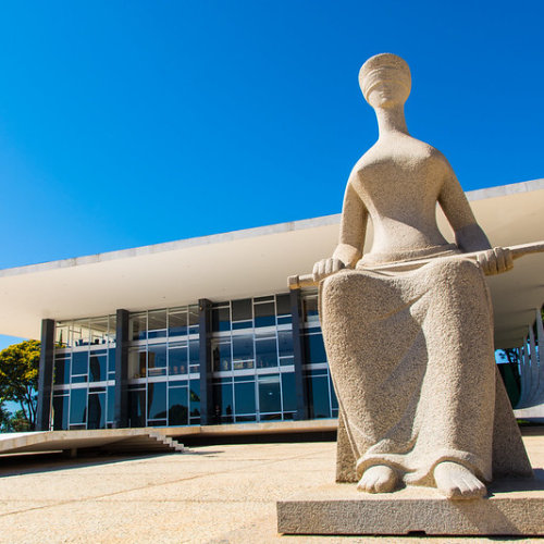 🏛️ Análise: Colunista Avalia que STF Atua em “Modo Sobrevivência” Diante de Pressões Institucionais