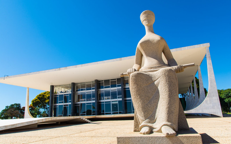 🏛️ Análise: Colunista Avalia que STF Atua em “Modo Sobrevivência” Diante de Pressões Institucionais