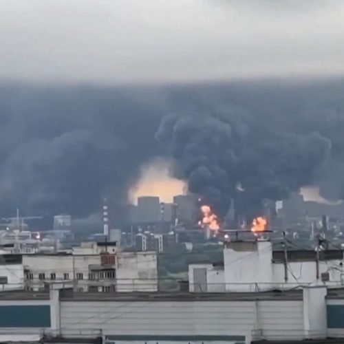 🚨 Ataque de drone provoca explosão em refinaria de Moscou e lança teto de estrutura pelos ares