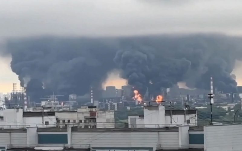 🚨 Ataque de drone provoca explosão em refinaria de Moscou e lança teto de estrutura pelos ares