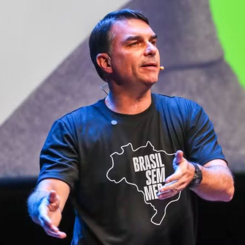 🚔 Flávio Bolsonaro lança plano de segurança com presídios inspirados em El Salvador e redução da maioridade penal