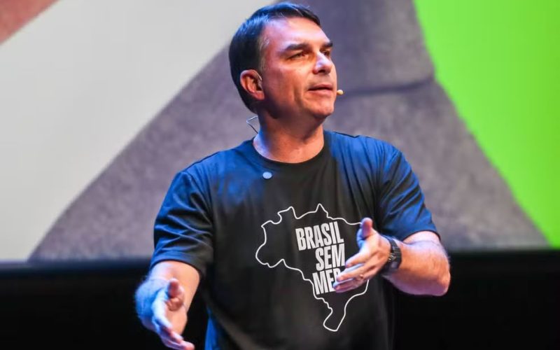 🚔 Flávio Bolsonaro lança plano de segurança com presídios inspirados em El Salvador e redução da maioridade penal