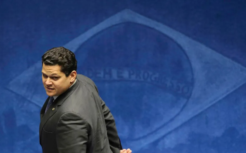 🏛️⚖️ ALCOLUMBRE ADMINISTRA PAUTAS SENSÍVEIS E AMPLIA ARTICULAÇÃO POLÍTICA NO SENADO