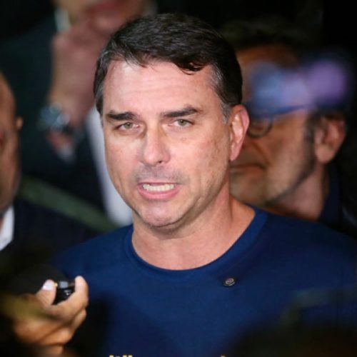 🏛️ Flávio Bolsonaro Volta a Defender CPMI do Banco Master Após Operação da PF Contra Jaques Wagner