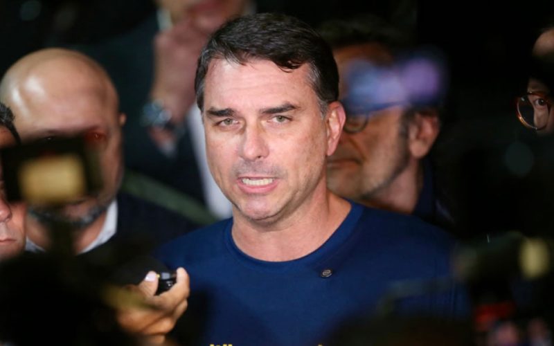 🏛️ Flávio Bolsonaro Volta a Defender CPMI do Banco Master Após Operação da PF Contra Jaques Wagner