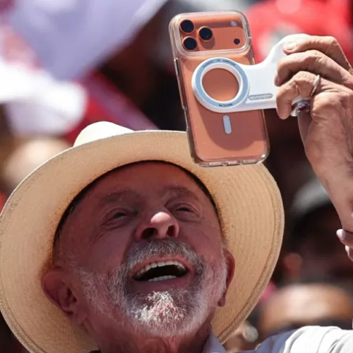 📱🗳️ Financial Times destaca aposta de Lula em vídeos de selfie para enfrentar Flávio Bolsonaro