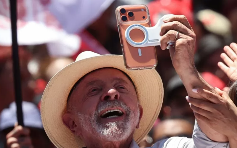 📱🗳️ Financial Times destaca aposta de Lula em vídeos de selfie para enfrentar Flávio Bolsonaro