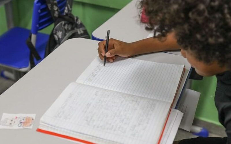 📚 Brasil Registra Menor Taxa de Analfabetismo da História, Mas Ainda Tem 8,4 Milhões de Pessoas Sem Saber Ler e Escrever