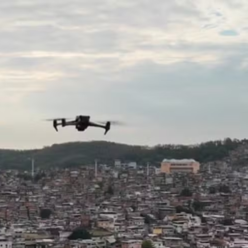 🚨 Drones com explosivos viram nova arma de facções e espalham medo em comunidades do Rio