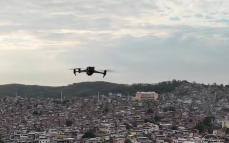 🚨 Drones com explosivos viram nova arma de facções e espalham medo em comunidades do Rio