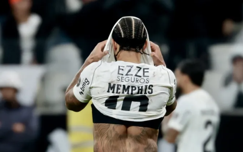 ⚽🚨 MEMPHIS DEPAY ISOLA PÊNALTI NO ÚLTIMO LANCE, E ESTUDIANTES ELIMINA O CORINTHIANS DA LIBERTADORES