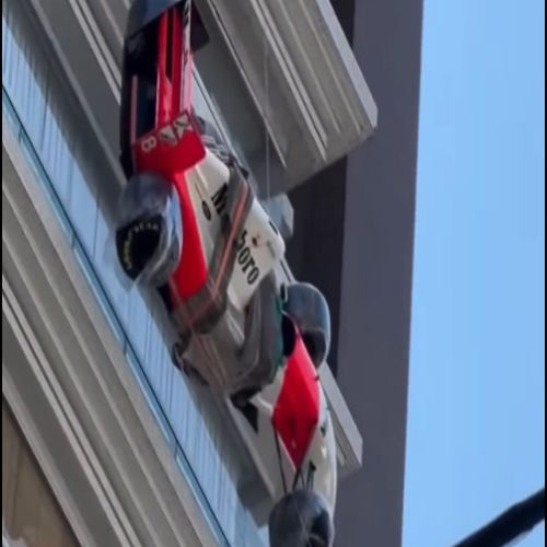 🏎️ Réplica da McLaren de Ayrton Senna é Içada para Apartamento de Luxo em São Paulo e Viraliza nas Redes