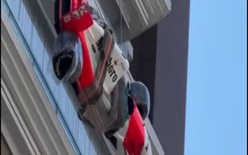 🏎️ Réplica da McLaren de Ayrton Senna é Içada para Apartamento de Luxo em São Paulo e Viraliza nas Redes