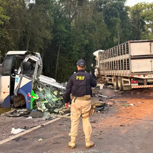 🚨 Tragédia no Paraná: acidente entre micro-ônibus e carreta deixa 23 mortos na BR-373