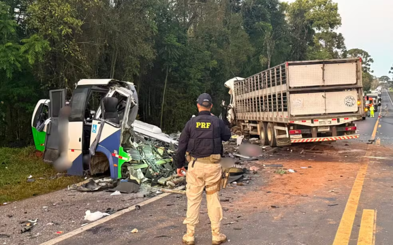 🚨 Tragédia no Paraná: acidente entre micro-ônibus e carreta deixa 23 mortos na BR-373