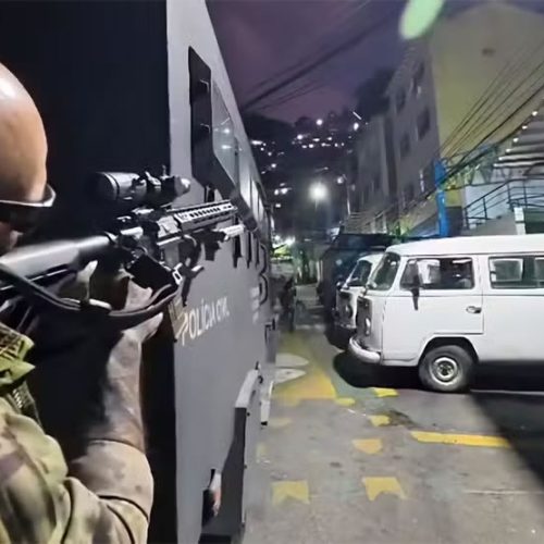 🚨 Operação Contra o Comando Vermelho Provoca Intenso Tiroteio no Morro Santa Marta e Deixa Passageiro Baleado no Rio