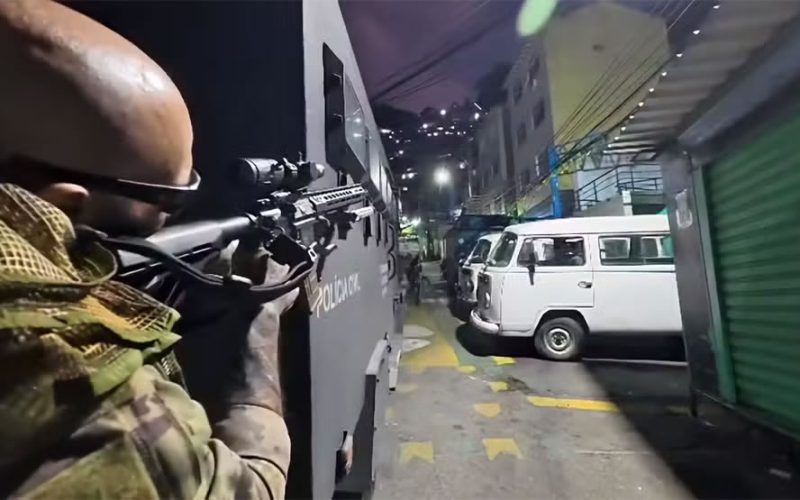 🚨 Operação Contra o Comando Vermelho Provoca Intenso Tiroteio no Morro Santa Marta e Deixa Passageiro Baleado no Rio