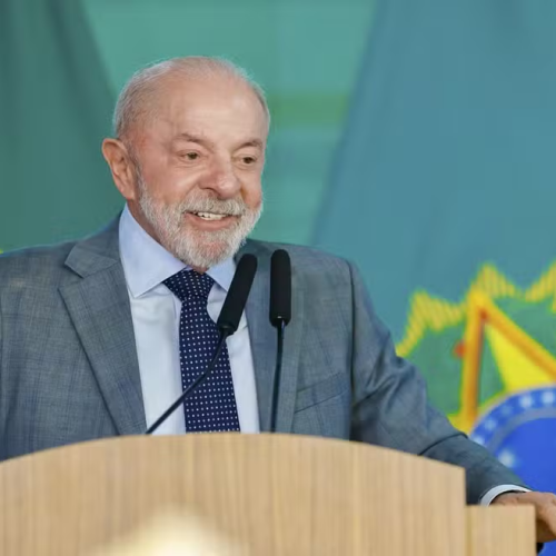 💰🗳️ REAJUSTE DO BOLSA FAMÍLIA VIRA APOSTA DE LULA PARA MUDAR FOCO DA ELEIÇÃO APÓS CRISE NO STF