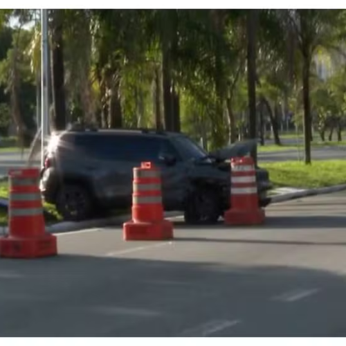 🚨 Carro roubado fura bloqueio, atropela dois PMs e causa acidente na Marginal Pinheiros
