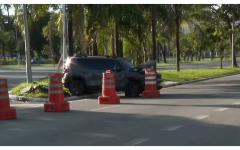 🚨 Carro roubado fura bloqueio, atropela dois PMs e causa acidente na Marginal Pinheiros