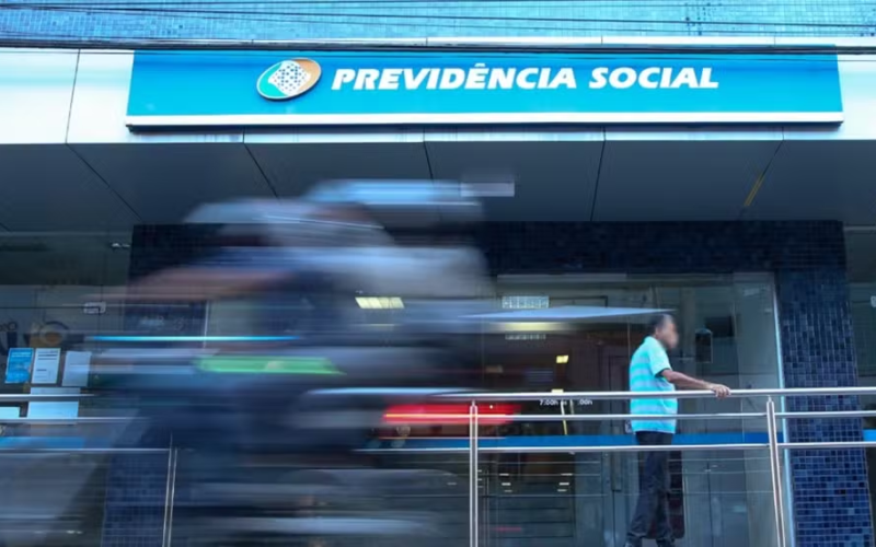 🏛️⏳ FILA DO INSS CAI, MAS SEGURADOS AINDA RELATAM ESPERA DE ATÉ 8 MESES POR BENEFÍCIOS