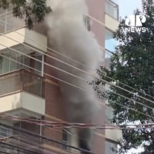 🚒🔥 INCÊNDIO ATINGE APARTAMENTO NA RUA VILELA, NO TATUAPÉ, EM SÃO PAULO