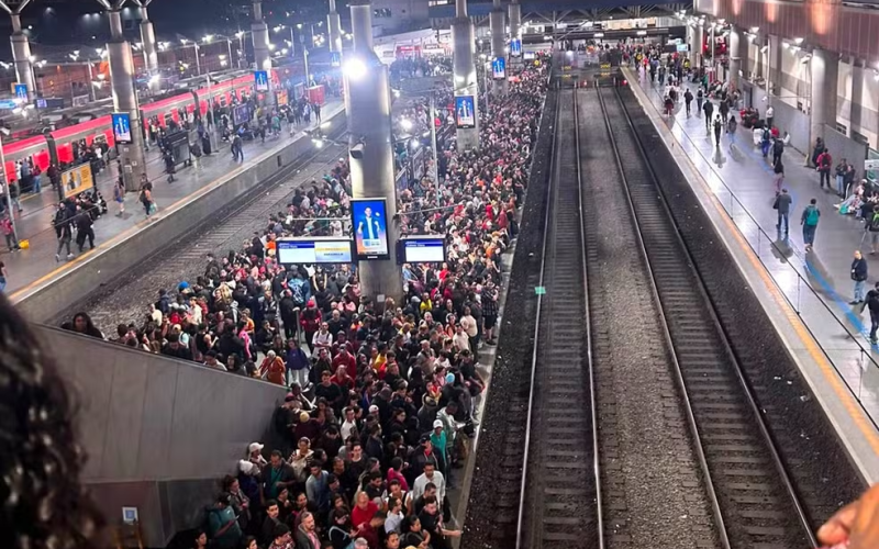 🚆 TRÊS LINHAS DA TRIVIA TRENS VOLTAM A FALHAR, PASSAGEIROS ANDAM PELOS TRILHOS E CAOS ATINGE A ZONA LESTE DE SP