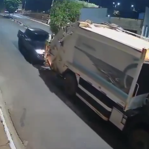 🚨 Gari pula de caminhão para escapar de ser prensado após colisão em Altamira