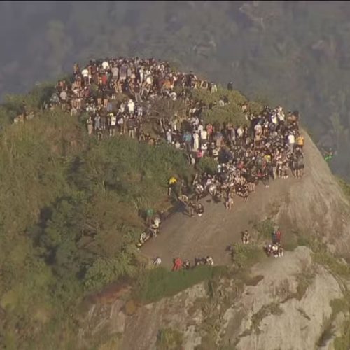 🚨 Turistas ficam ilhados em operação contra o CV no Vidigal; tiroteio fecha a Niemeyer e mobiliza forças policiais