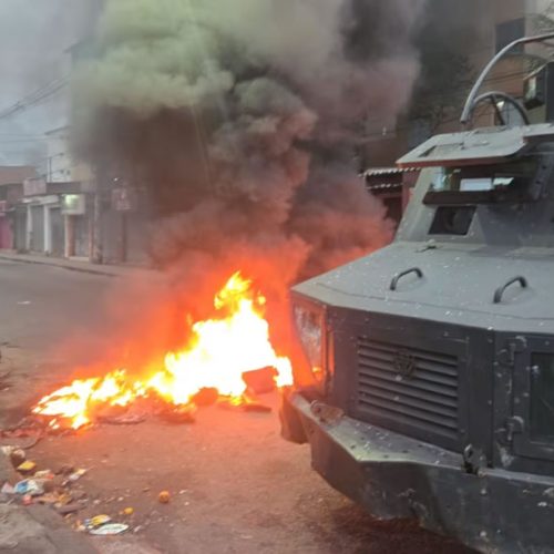 🚨 Criminosos Atravessam Ônibus e Incendeiam Barricadas Durante Operação da PM no Complexo da Pedreira