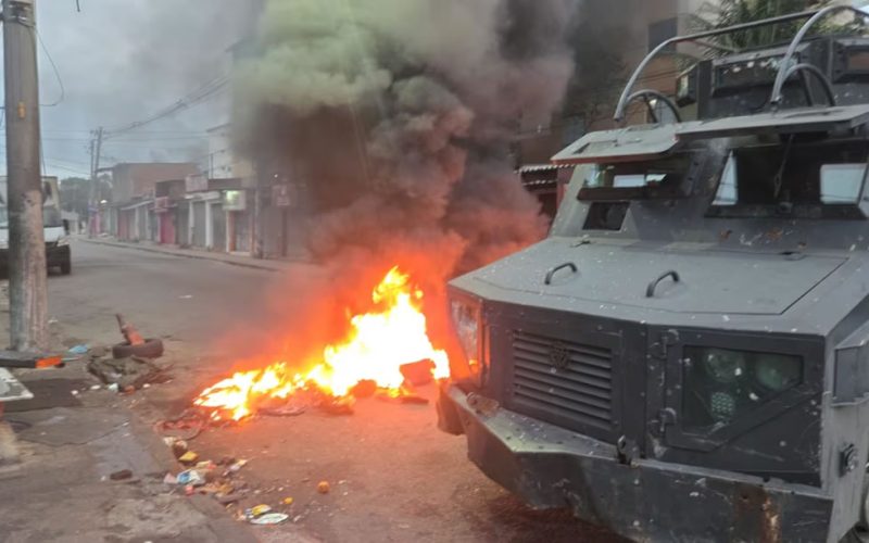 🚨 Criminosos Atravessam Ônibus e Incendeiam Barricadas Durante Operação da PM no Complexo da Pedreira