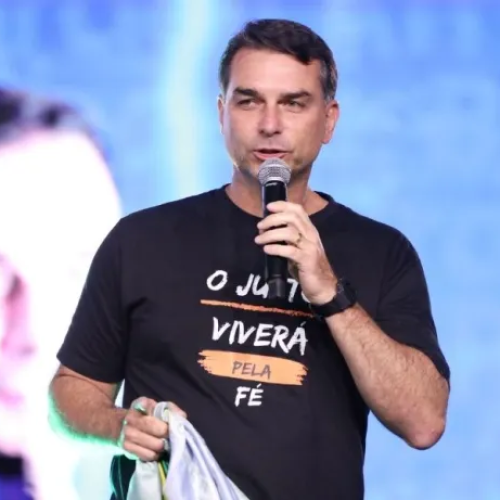 🇧🇷🗳️ Flávio Bolsonaro diz querer entrar para a história “nem que seja como presidente de transição”