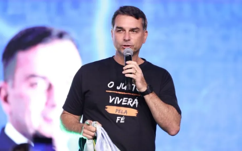 🇧🇷🗳️ Flávio Bolsonaro diz querer entrar para a história “nem que seja como presidente de transição”
