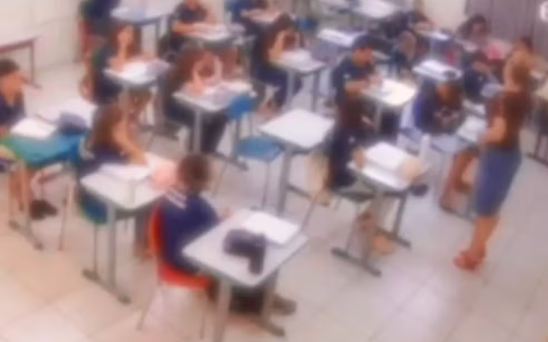 🚨 Professora é afastada após falas racistas e comentários sobre fascismo em sala de aula no interior de SP
