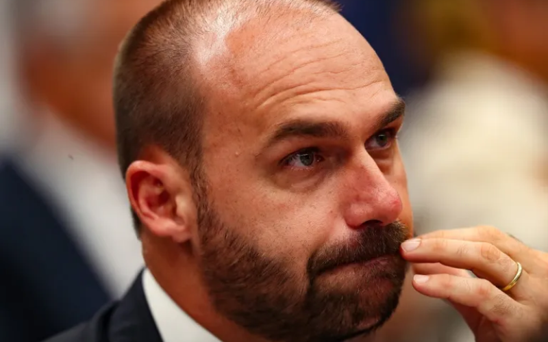 ⚖️🚔 MINISTÉRIO DA JUSTIÇA DEMITE EDUARDO BOLSONARO DA POLÍCIA FEDERAL POR ABANDONO DE CARGO