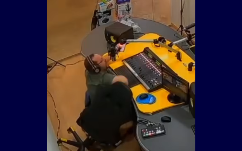 🎙️ Locutor cai após cadeira quebrar ao vivo e continua lendo horóscopo como se nada tivesse acontecido