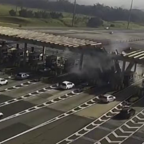 🚗💥 Carro é lançado a cerca de 6 metros de altura, atinge cobertura de pedágio e motorista morre em Campinas