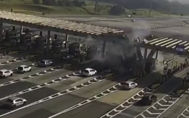 🚗💥 Carro é lançado a cerca de 6 metros de altura, atinge cobertura de pedágio e motorista morre em Campinas