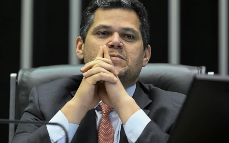 📰 Alcolumbre recebe pressão política antes de sabatina de Jorge Messias no Senado